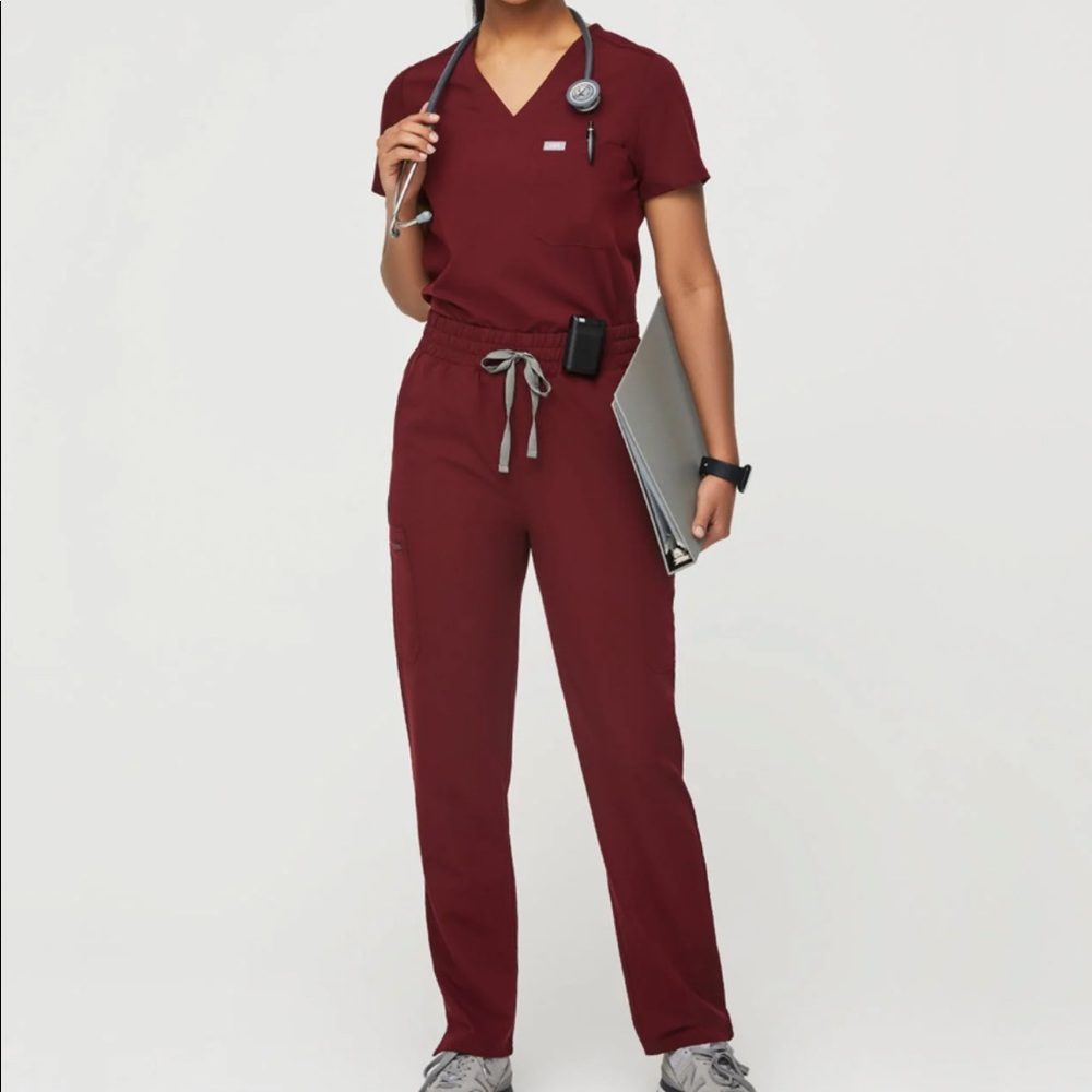 Figs scrub set in burgundy
